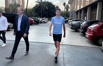 Juanpe y Loren Juarros, llegando a La Rosaleda.