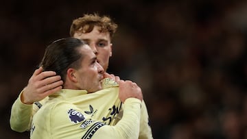 Grealish besa el escudo del Everton tras marcar el gol de la victoria frente al Bournemouth.