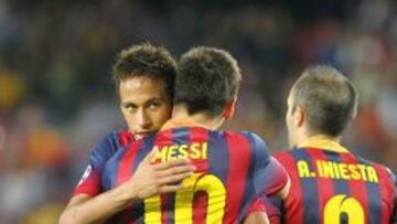 Neymar felicita a Messi por uno de sus goles al Ajax.