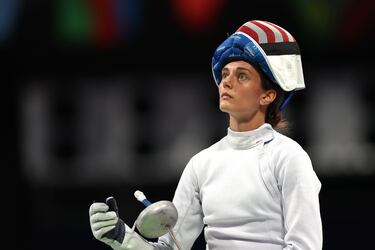 La esgrimista es modelo de fotografía.