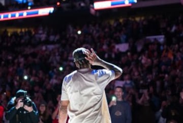 Los Sixers rindieron homenaje a Allen Iverson haciéndole entrega de la chaqueta especial que le reconoce como miembro del Salón de la Fama.