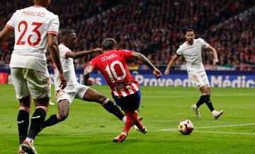 1-0. Ángel Correa se interna por la línea de fondo, asiste al delantero neerlandés que con su pie izquierdo empuja el balón al fondo de la portería de Orjan Haskjold.