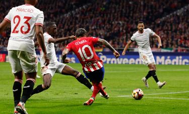 1-0. Ángel Correa se interna por la línea de fondo, asiste al delantero neerlandés que con su pie izquierdo empuja el balón al fondo de la portería de Orjan Haskjold.