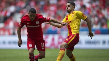 Action photo during the match Toluca vs Morelia, Corresponding 15st round of the Torneo Apertura 2017 Liga BBVA Bancomer the MX, at Nemesio Diez Stadium. 
 
 Foto de accion durante el Partido Toluca vs Morelia, Correspondiente a la Jornada 15 del Torneo Apertura 2017 de la Liga BBVA Bancomer MX, en el Estadio Nemesio Diez, en la foto:   Diego Valdes Morelia y Carlos Esquivel Toluca
 
 29/10/2017/MEXSPORT/Osvaldo Aguilar