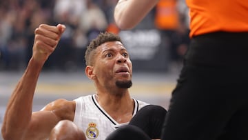 Walter Tavares, pívot del Real Madrid, reclama al árbitro durante el partido ante el Partizán de Belgrado.