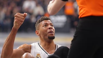 Edy Tavares dialoga con un árbitro durante un partido de Euroliga.