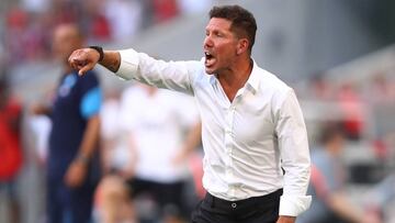 Simeone dirigiendo al Atlético ante el Nápoles.