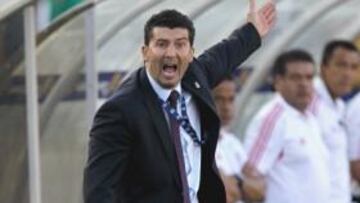 'Chepo' de la Torre da órdenes durante la final de la Copa Oro.