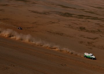 Ben de Groot, Boogaard  y Ad Hofmans indurante la segunda etapa del Dakar 2024 con un recorrido entre Al Henakiyah y Al Duwadimi.