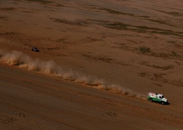 Ben de Groot, Boogaard  y Ad Hofmans indurante la segunda etapa del Dakar 2024 con un recorrido entre Al Henakiyah y Al Duwadimi.