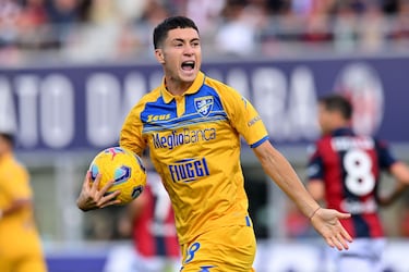 El joven argentino se soltó en Frosinone con personalidad, desequilibrio y gol. Aprovechó la cesión para mostrarse como un talento emergente en la Serie A. Tras la cesión, la Roma pagó 25 millones de euros a la Juve para hacerse con el atacante marplatense.