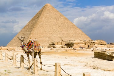 Está construida en piedra caliza y originalmente estaba revestida en piedra caliza pulida, aunque ese revestimiento se ha perdido.
Se barajaron varias teorías sobre el propósito de la pirámide, pero la más aceptada es que se construyó como la tumba del faraón, aunque su construcción en sí sigue siendo un misterio hoy en día. Está compuesta por tres cámaras principales:  la del rey, la de la reina y una subterránea.