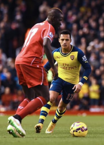 Arsenal's Chilean striker Alexis Sanchez (R) challenges Liverpool's French defender Mamadou Sakho during the English Premier League football match between Liverpool and Arsenal at Anfield in Liverpool, Northwest England, on December 21, 2014. AFP PHOTO / PAUL ELLIS 

== RESTRICTED TO EDITORIAL USE. NO USE WITH UNAUTHORIZED AUDIO, VIDEO, DATA, FIXTURE LISTS, CLUB/LEAGUE LOGOS OR \x93LIVE\x94 SERVICES. ONLINE IN-MATCH USE LIMITED TO 45 IMAGES, NO VIDEO EMULATION. NO USE IN BETTING, GAMES OR SINGLE CLUB/LEAGUE/PLAYER PUBLICATIONS. ==