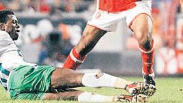 <b>OBJETIVO. </b>Beto se escapa de la entrada de un rival en un partido con el Benfica.