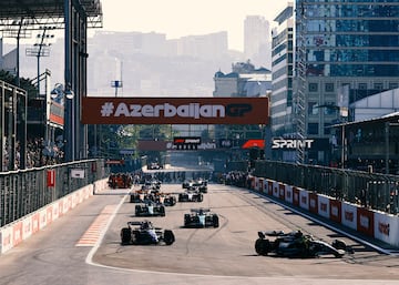 Salida del esprint del Gran Premio de Azerbaiyán en el circuito de Bakú. Charles Leclerc mantuvo la primera posición.