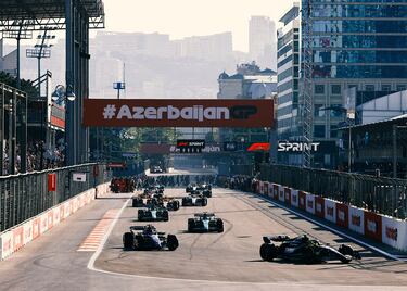 Salida del esprint del Gran Premio de Azerbaiyán en el circuito de Bakú. Charles Leclerc mantuvo la primera posición.