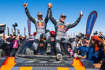 Carlos Sainz del equipo Audi Sport y su copiloto Lucas Cruz celebran su victoria después de ganar en la categoría de coches en Rally Dakar 2024.