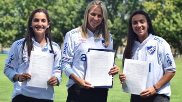 Esperanza Pizarro, Antonella Ferradans y Josefina Villanueva, jugadora del Nacional de Uruguay.