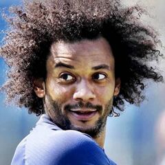 Marcelo despide el año disfrazado de mujer en una playa de Brasil