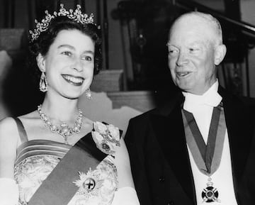 20th October 1957:  Queen Elizabeth II with US president Dwight D Eisenhower at a White House State banquet. Eisenhower is wearing the British Order of Merit awarded him by King George VI after World War II.  (Photo by Keystone/Getty Images)