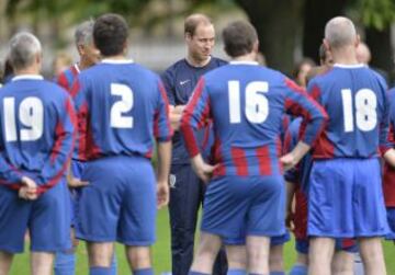 Partido entre los clubes de aficionados Polytechnic FC (azul) y el Civil Service FC en los jardines del Buckingham Palace.