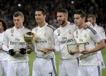 El delantero portugués del Real Madrid Cristiano Ronaldo posa con el Balón de Oro junto a sus compañeros, el alemán Toni Kroos, Sergio Ramos y el colombiano James Rodríguez, también galardonados en la gala del pasado lunes.