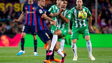 Guido Rodríguez observa la pugna entre Pedri y Ayoze Pérez por un balón dividido.