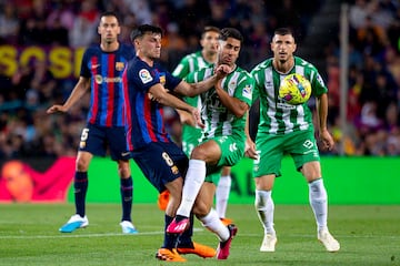 Guido Rodríguez observa la pugna entre Pedri y Ayoze Pérez por un balón dividido.