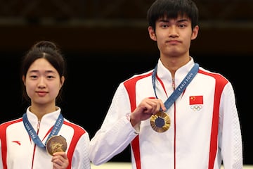 Yuting Huang and Lihao Sheng of China pose with their medals after the 10m Air Rifle Mixed Team.