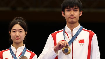 Chateauroux (France), 27/07/2024.- Gold medalists Yuting Huang and Lihao Sheng of China pose with their medals during the medal ceremony for the 10m Air Rifle Mixed Team even of the Shooting competitions in the Paris 2024 Olympic Games at the Shooting centre in Chateauroux, France, 27 July 2024. (Francia) EFE/EPA/VASSIL DONEV