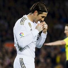 Ramos se fue del Camp Nou con el tobillo vendado y cojeando