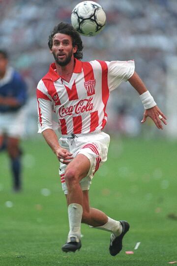 El delantero chileno es una leyenda en Necaxa. Con los Rayos fue campeón de liga en dos ocasiones y marcó un total de 109 goles, convirtiéndose en el segundo máximo anotador en la historia del club.