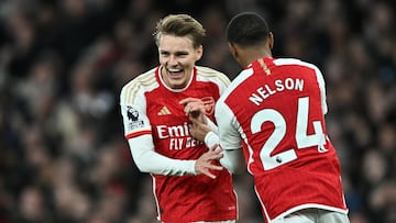 London (United Kingdom), 03/04/2024.- Arsenal's Martin Odegaard (L) celebrates with Reiss Nelson (R) after scoring the 1-0 during the English Premier League match between Arsenal and Luton Town in London, Britain, 03 April 2024. (Reino Unido, Londres) EFE/EPA/VINCENT MIGNOTT EDITORIAL USE ONLY. No use with unauthorized audio, video, data, fixture lists, club/league logos, 'live' services or NFTs. Online in-match use limited to 120 images, no video emulation. No use in betting, games or single club/league/player publications.
