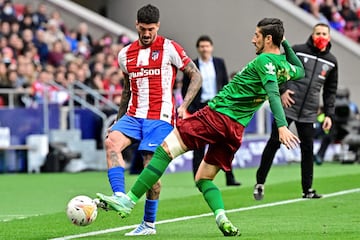 El centrocampista argentino del Atlético de Madrid Rodrigo De Paul lucha por el balón con el defensor español de Granada Sergio Escudero.