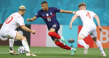 Kylian Mbappé con Granit Xhaka y Nico Elvedi.