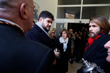 Los hijos de Concha Velasco, Francisco y Manuel en la catedral para la misa funeral de su madre.