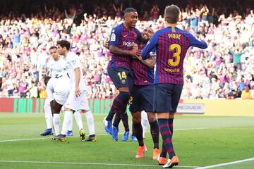 El centro de falta de Messi es peinado por Piqué en el primer palo. David Soria detiene bien, abajo, este primer remate pero el balón rechazado es recogido por Arturo Vidal, que lo manda al fondo de la red para el 1-0.