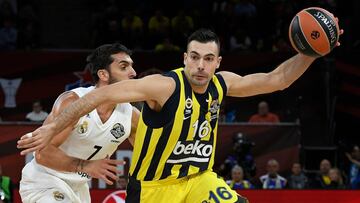Real Madrid&#039;s Argentinian guard Facundo Campazzo (L) challenges Fenerbahce&#039;s Greek guard Kostas Sloukas during the EuroLeague third place play-off basketball match between Fenerbahce and Real Madrid at the Fernando Buesa Arena in Vitoria on May 