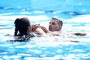 Cuando la m¨ªtica solista estadounidense, acababa su ejercicio y se deten¨ªa la m¨²sica durante el mundial de Budapest, se desvaneci¨® dentro del agua, por lo que r¨¢pidamente saltaron a la piscina la propia seleccionadora, Andrea Fuentes, vestida de calle, y un auxiliar de la competici¨®n que ha sujetado a la nadadora.