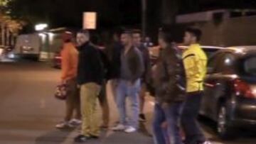 La plantilla azulgrana, increpada por varios hinchas a su llegada