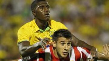 <b>FORCEJEO. </b>Salvio pelea por una pelota con Viáfara.