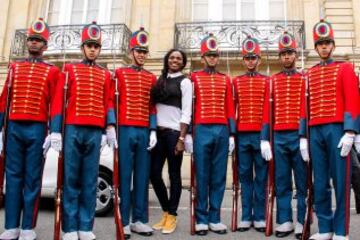 Caterine Ibargüen recibió el carro que el Gobierno le regaló a los medallistas olímpicos.