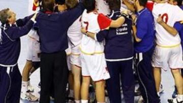 <b>UNA PIÑA. </b>La Selección celebra en la pista de Mar del Plata la clasificación para la final del Mundial.