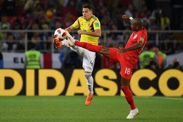 Santiago Arias con Ashley Young.