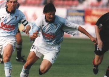 Ten seasons in Primera (six at Valencia, one at Atlético Madrid, two with Compostela and one at Celta Vigo).