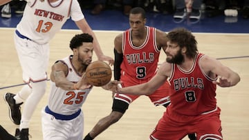 PFX05 - NUEVA YORK (EE.UU.), 12/1/2017.- El jugador Derrick Rose (i) de New York Knicks en acción ante Robin Lopez (d) de Chicago Bulls hoy, jueves 12 de enero de 2017, durante su juego de la NBA en el Madison Square Garden en Nueva York, Nueva York, (EE.UU.). EFE/PETER FOLEY