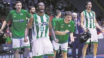 Una plantilla con ilusión. Chery, en primer término, celebra con sus compañeros una acción positiva del equipo. El reto es no bajar.