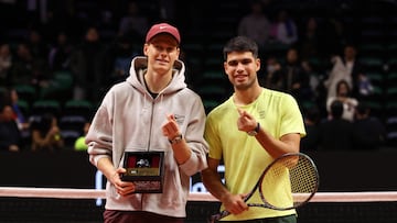 Incheon (South Korea), 10/01/2026.- Jannik Sinner (L) of Italy and Carlos Alcaraz of Spain pose for photos after Alcaraz won the Hyundai Card Super Match in Incheon, South Korea, 10 January 2026. (Tenis, Italia, Corea del Sur, España) EFE/EPA/HAN MYUNG-GU