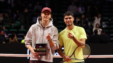 Jannik Sinner y Carlos Alcaraz posan durante su partido de exhibición en Incheon, Corea del Sur.