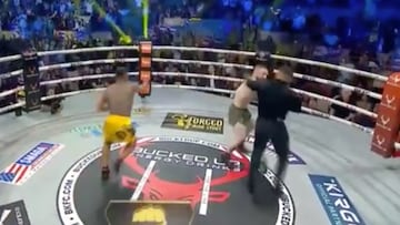 Un luchador noqueado confunde al árbitro con su rival y comienza a golpearle.